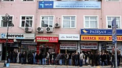 2015 yılında ÇAYKUR'un 3 bin 500 işçi alınacağını duyurmasının ardından İŞKUR Rize İl Müdürlüğü önünde toplanan vatandaşlar, uzun kuyruklar oluşturdu.