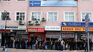 2015 yılında ÇAYKUR'un 3 bin 500 işçi alınacağını duyurmasının ardından İŞKUR Rize İl Müdürlüğü önünde toplanan vatandaşlar, uzun kuyruklar oluşturdu.