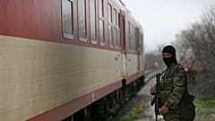Un soldado del ejército griego patrulla en la estación de tren del pueblo de Kastanies, cerca de la frontera greco-turca, en la región de Evros, el martes 10 de marzo de 2020.