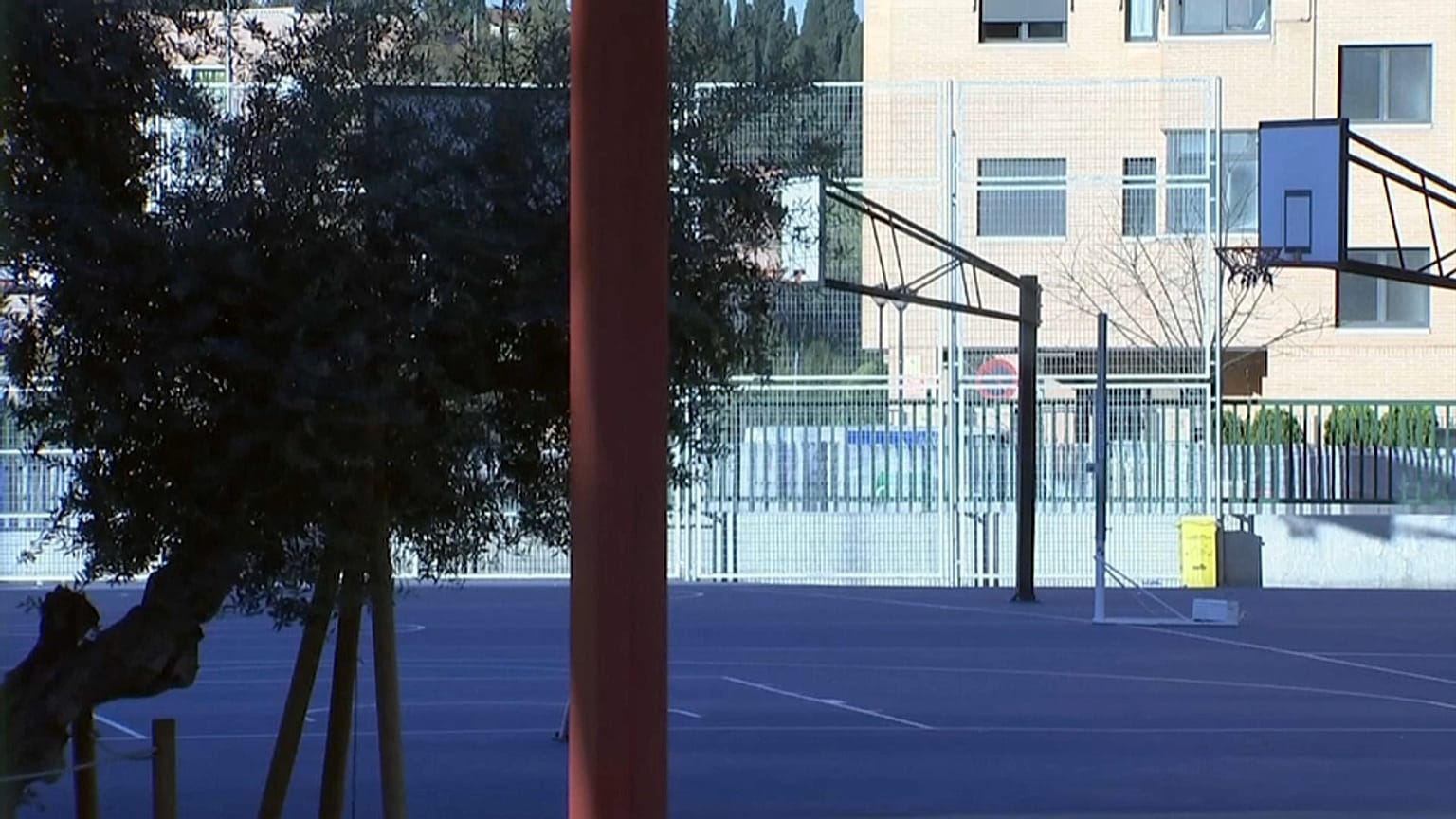 COVID-19 Madrid: aulas cerradas, sanidad desbordada y repunte de contagios y muertes 