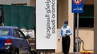 Saudi Aramco binası önü 