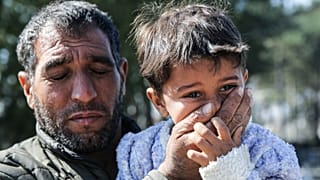 Yunanistan sınır birlikleri bekleyişlerini sürdüren sığınmacılara gaz bombalarıyla müdahale ediyor
