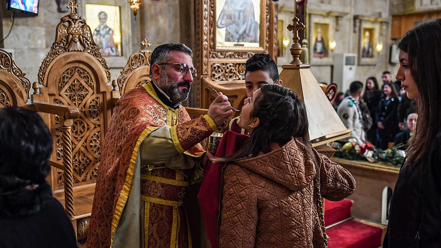 Gläubige erhalten die Kommunion während der Messe in der griechisch-orthodoxen Kirche in Aleppo, Syrien, Dezember 2019.