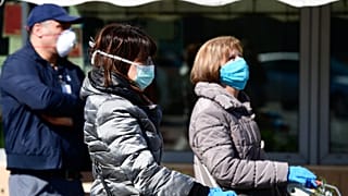 Des habitants de Codogno, non loin de Milan en Italie, faisant leurs courses au supermarché, le 11 mars 2020.
