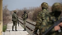 Des soldats de l'armée grecque patrouillent dans la gare de Kastanies, près de la frontière avec la Turquie, le 08 mars 2020