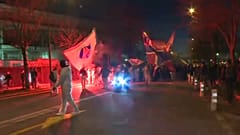 شاهد: مشجعو باريس سان جيرمان يتحدون كورونا خارج ملعب "بارك ديه برانس"