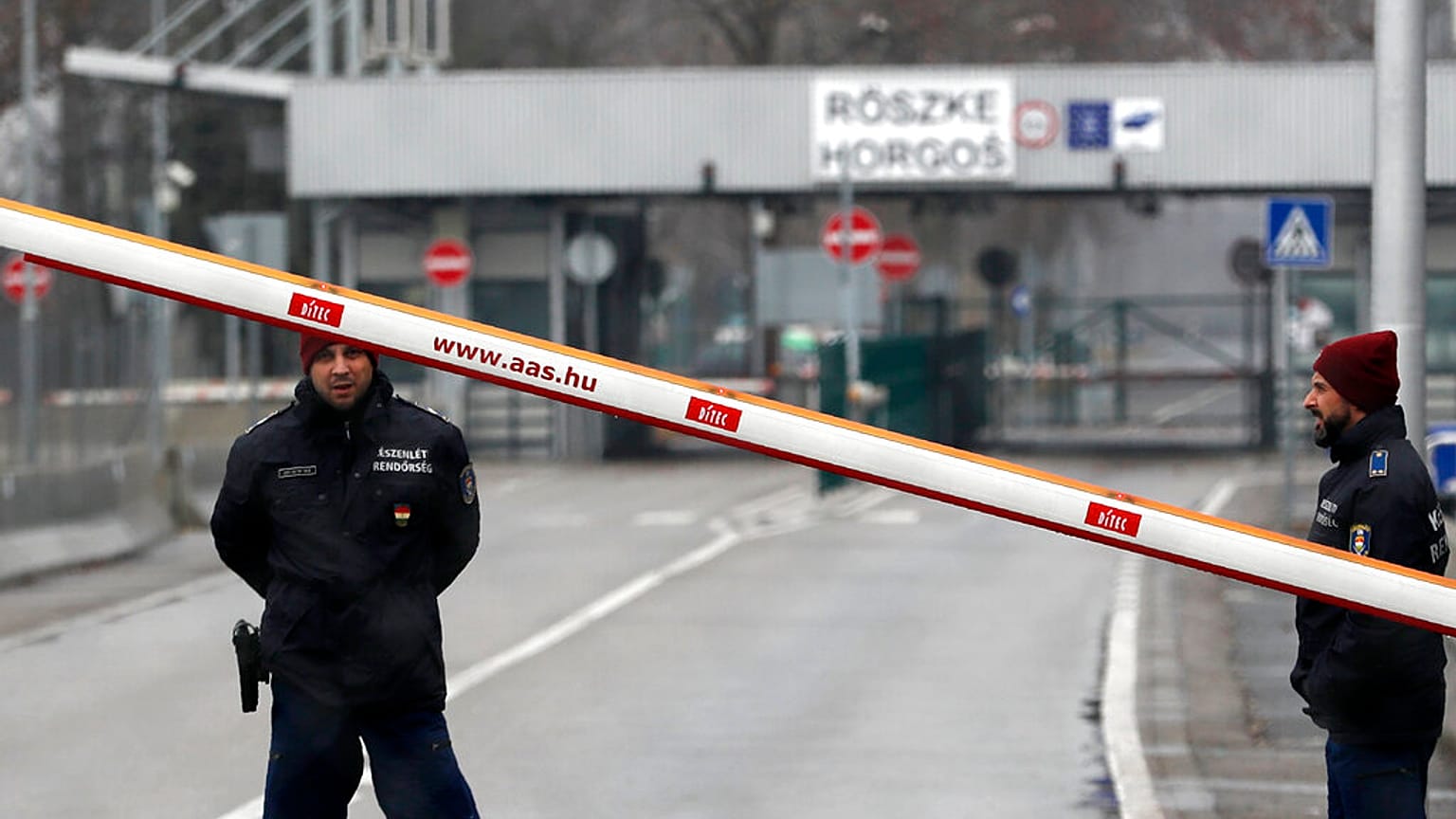 Lezárták a kisebb szerb-magyar határátkelőket