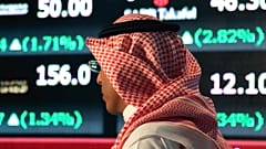 رجل سعودي داخل البورصة السعودية في العاصمة السعودية الرياض