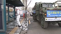 Koronavírus: fertőtlenítés egy szöuli buszmegállóban