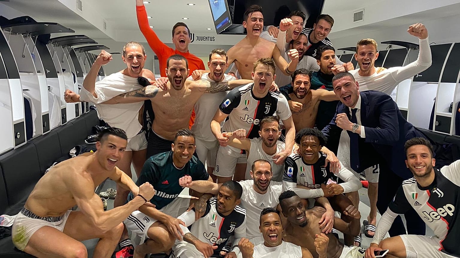 Juventus'ta Rugani koronavirüse yakalandı; son takım fotoğrafında Merih Demiral ile yan yanaydı