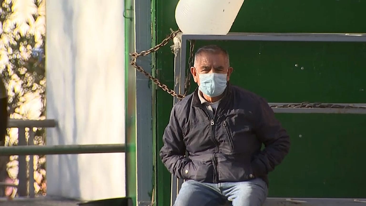 Una persona se protege con una máscara 