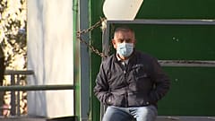 Una persona se protege con una máscara 
