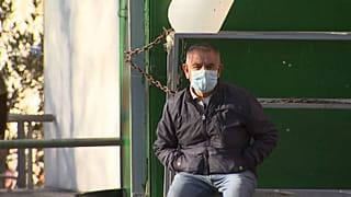 Una persona se protege con una máscara 