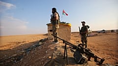 مقاتلين من الحشد الشعبي الموالية لإيران بالعراق في أحد المواقع عند معبر القائم الحدودي بين العراق وسوريا. 12/11/2018