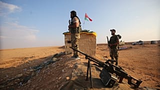 مقاتلين من الحشد الشعبي الموالية لإيران بالعراق في أحد المواقع عند معبر القائم الحدودي بين العراق وسوريا. 12/11/2018