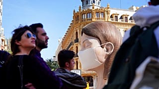 Coronavirus: Valencia ferma la festa tradizionale delle Fallas