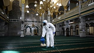 شاهد: رئيس إندونيسيا يشرف بنفسه على حملة تعقيم آلاف المساجد بسبب كورونا