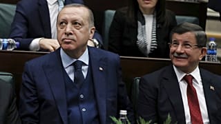 İstifasından sonra uzun süre AK Parti grup toplantılarına katılmayan Ahmet Davutoğlu 30 Ocak 2018'de toplantıya gelerek Cumhurbaşkanı Erdoğan ile samimi pozlar vermişti.