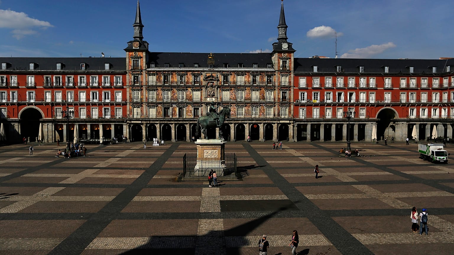La Plaza Mayor de Madrid desierta
