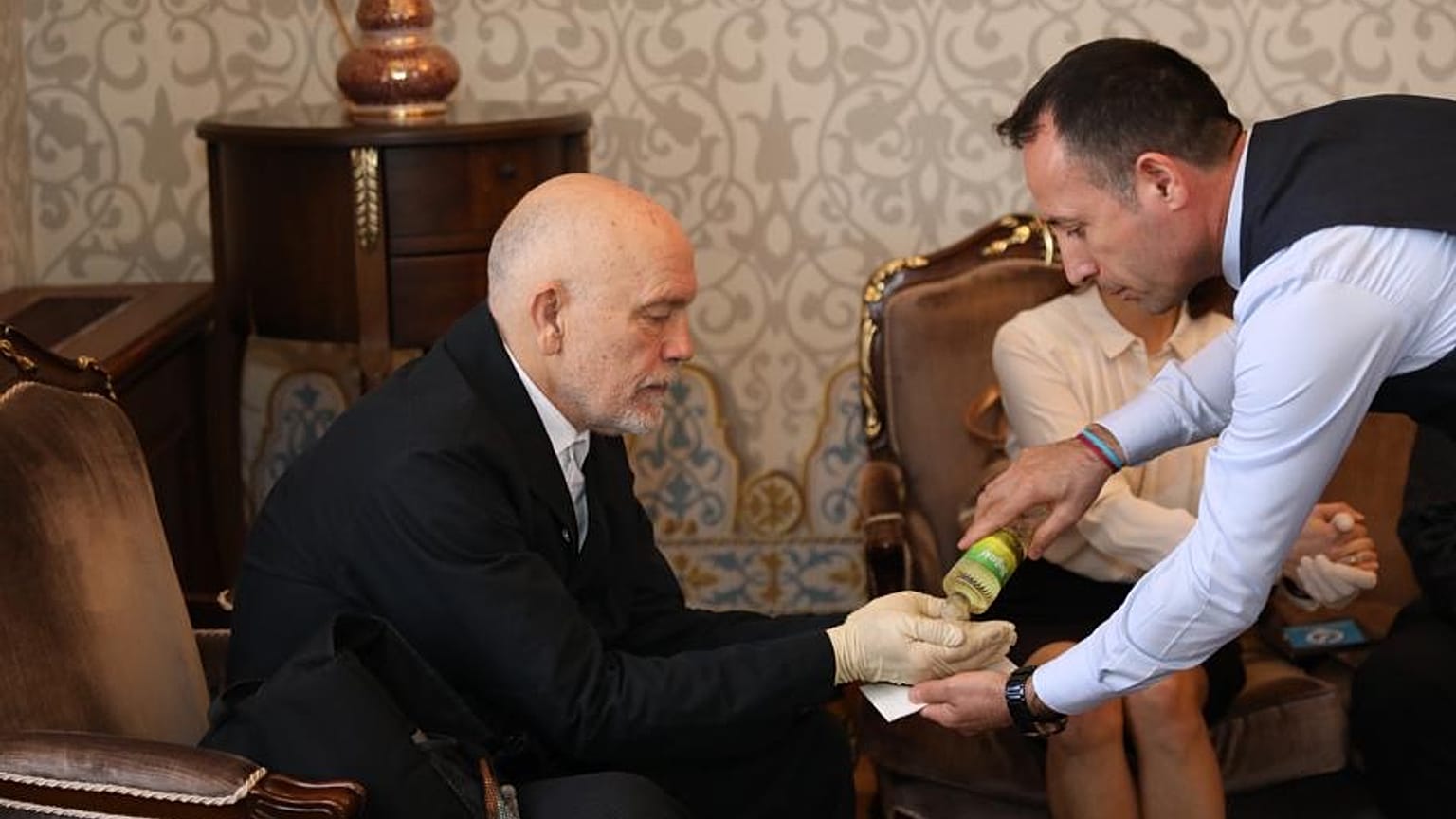 Amerikalı sinema oyuncusu, yönetmen ve yapımcı John Malkovich'e İBB ziyaretinde kolonya ikram edildi. Bu sırada Malkovich'in elinde eldiven vardı
