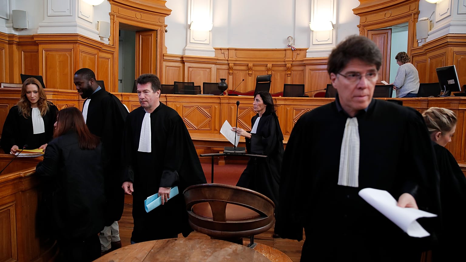 محامون فرنسيون في اليوم الأول لمحاكمة الجراح الفرنسي المتقاعد جويل لو سكارنيك في محكمة سانت غرب فرنسا  13/03/2020