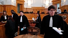 محامون فرنسيون في اليوم الأول لمحاكمة الجراح الفرنسي المتقاعد جويل لو سكارنيك في محكمة سانت غرب فرنسا  13/03/2020