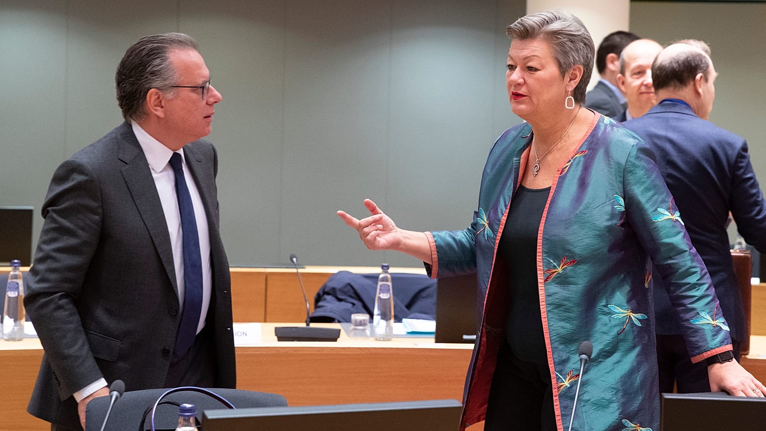 Ο αναπληρωτής Υπουργός Μετανάστευσης και Ασύλου της Ελλάδας Γιώργος Κουμουτσάκος με την Ευρωπαία Επίτροπο Εσωτερικών Υποθέσεων Ίλβα Γιόχανσον