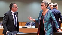 Ο αναπληρωτής Υπουργός Μετανάστευσης και Ασύλου της Ελλάδας Γιώργος Κουμουτσάκος με την Ευρωπαία Επίτροπο Εσωτερικών Υποθέσεων Ίλβα Γιόχανσον