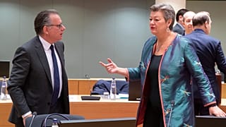 Ο αναπληρωτής Υπουργός Μετανάστευσης και Ασύλου της Ελλάδας Γιώργος Κουμουτσάκος με την Ευρωπαία Επίτροπο Εσωτερικών Υποθέσεων Ίλβα Γιόχανσον