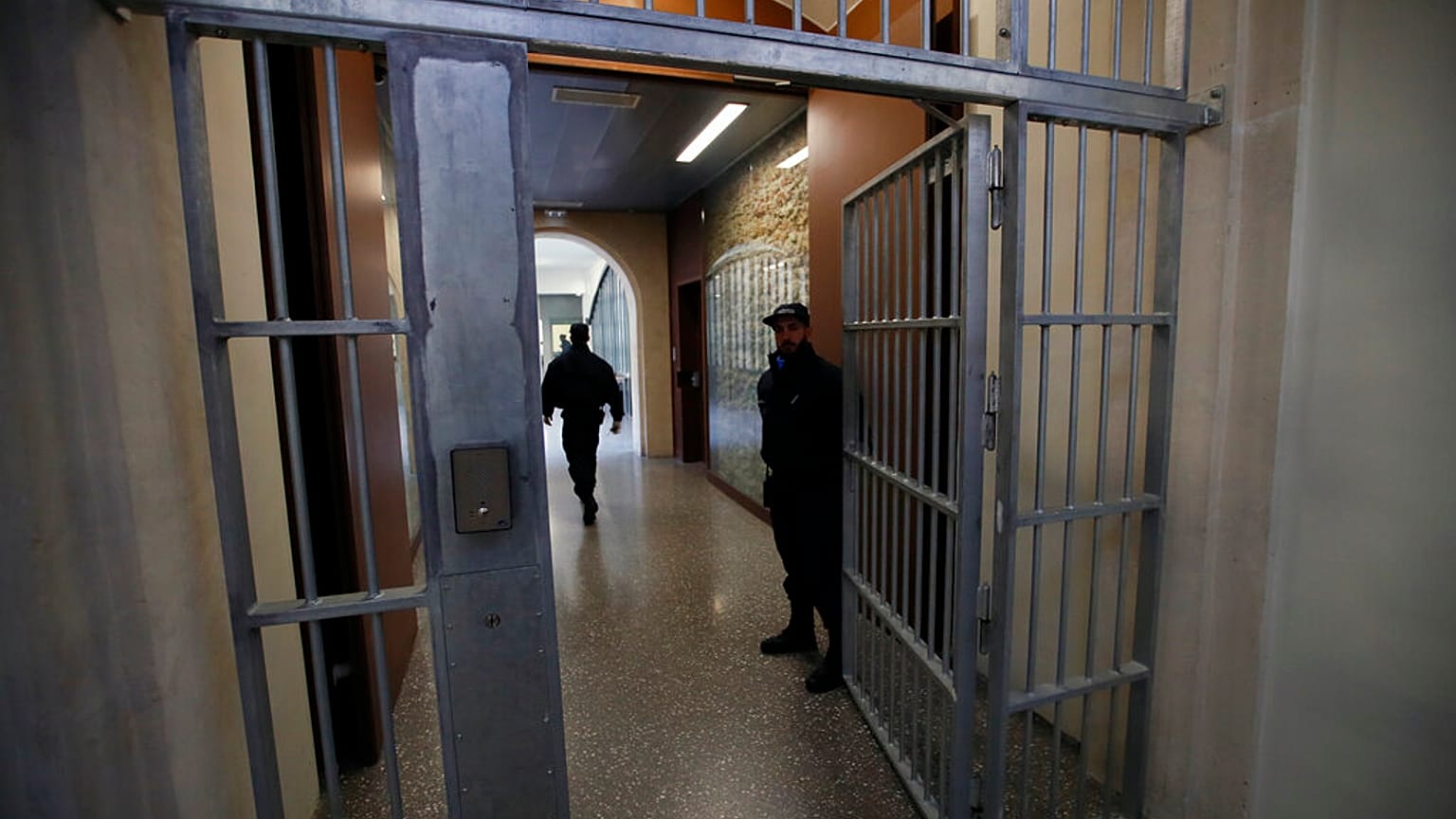 Des agents de sécurité se tiennent à la porte de la prison mythique de La Sante à Paris lors d'une visite de presse pour l'inauguration officielle 