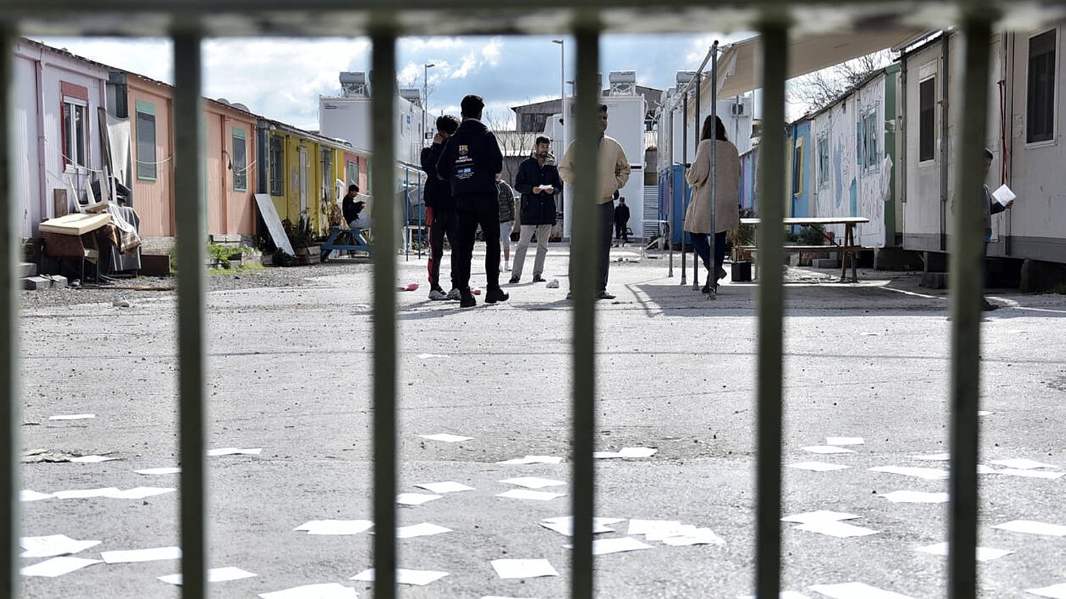 Ξεκίνησε η μεταφορά μεταναστών και προσφύγων σε κλειστές δομές 