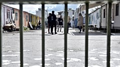 Ξεκίνησε η μεταφορά μεταναστών και προσφύγων σε κλειστές δομές 