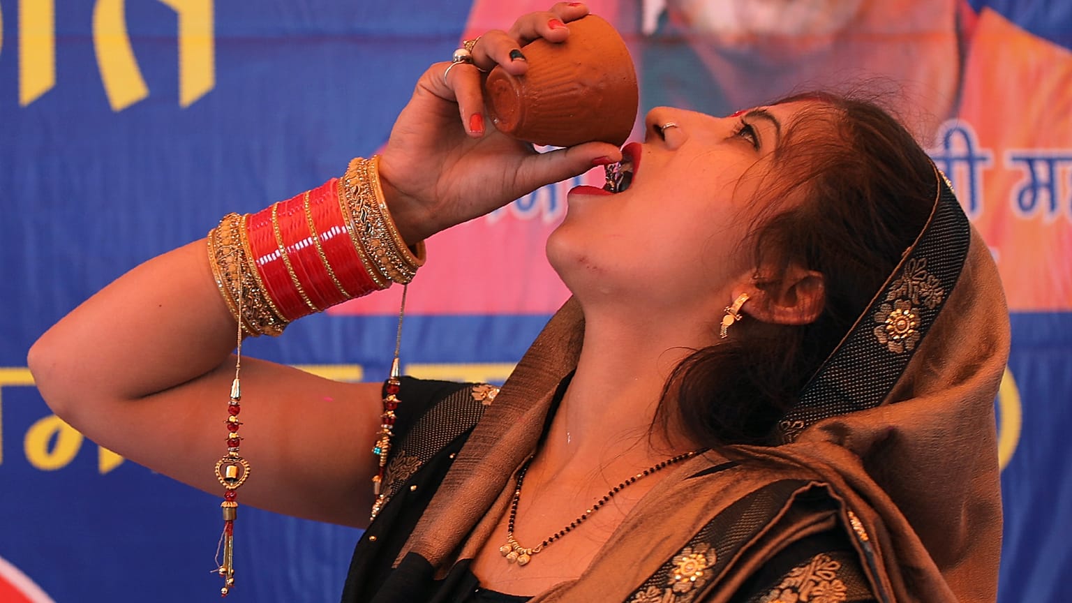 Hindistan’da bir grup Hindu, koronavirüsten korunmak için ‘inek idrarı içme partisi’ düzenledi
