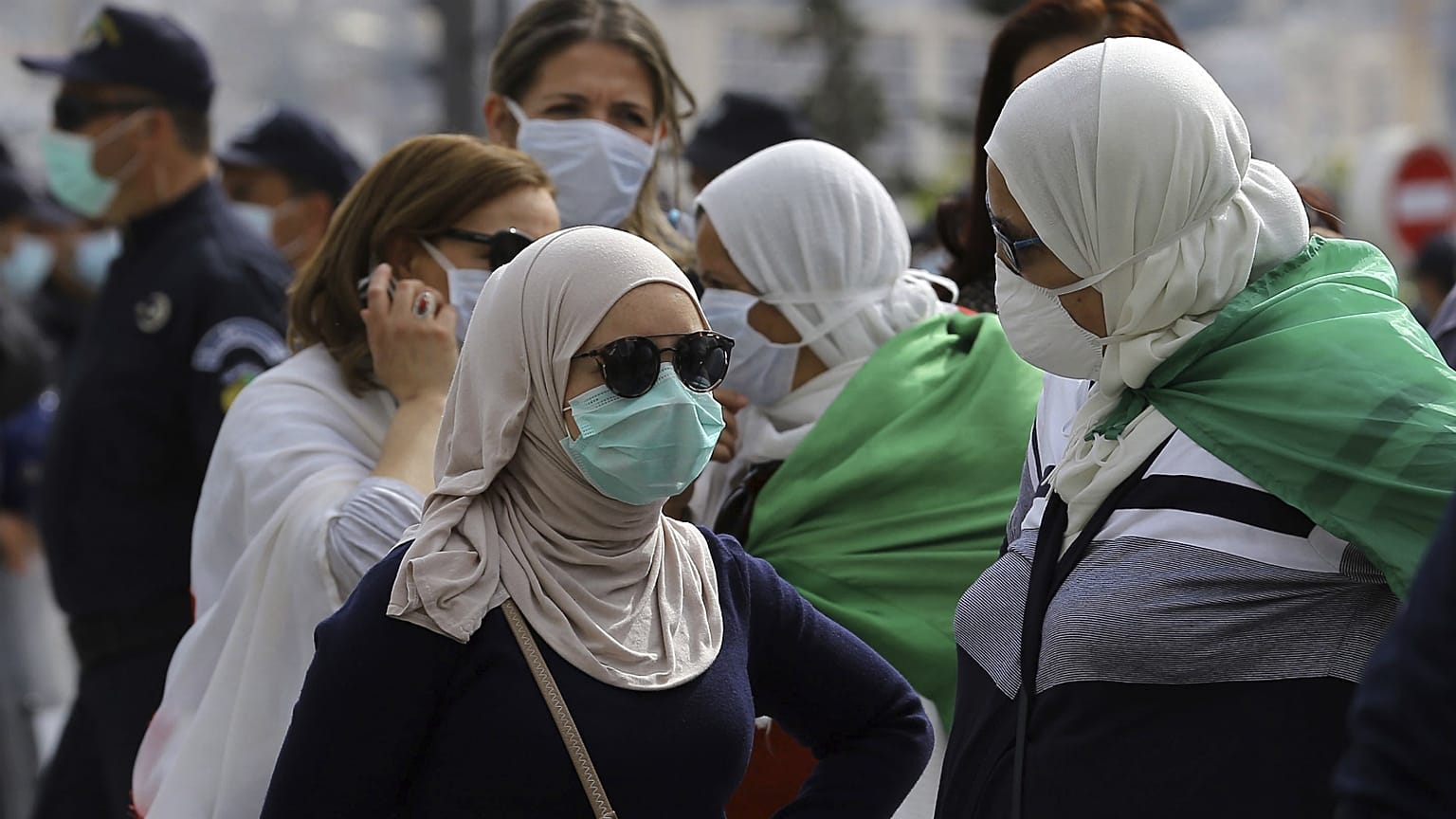 الشرطة الجزائرية تفرق مظاهرة بالعاصمة وتحتجز أكثر من 50 شخصاً