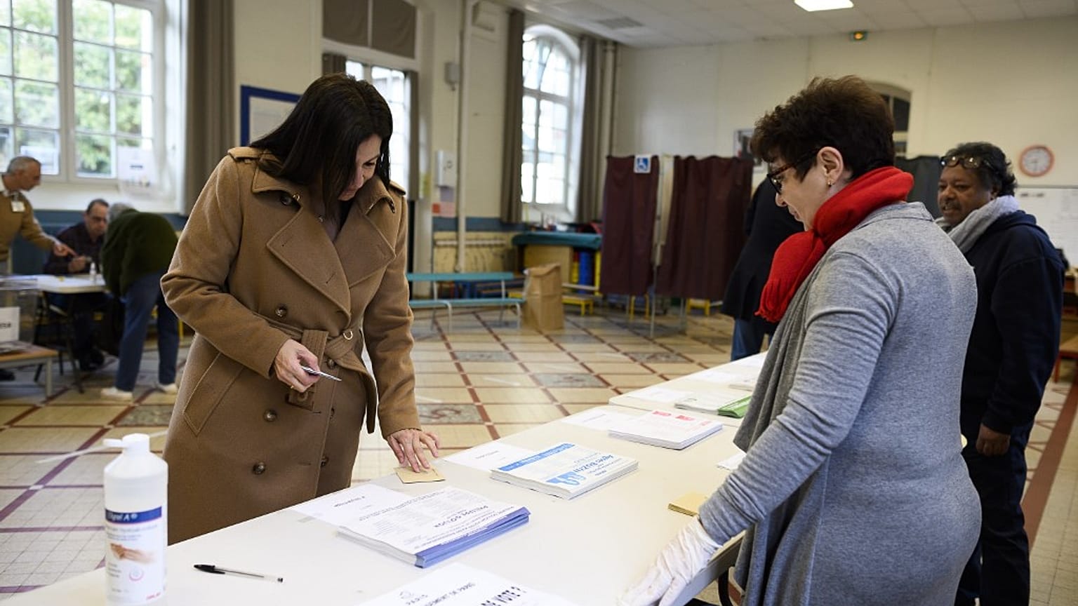 La sindaca uscente di Parigi e ricandidata, Anne Hidalgo, al voto (Photo by Eliot BLONDET / POOL / AFP)