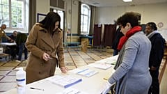 La sindaca uscente di Parigi e ricandidata, Anne Hidalgo, al voto (Photo by Eliot BLONDET / POOL / AFP)