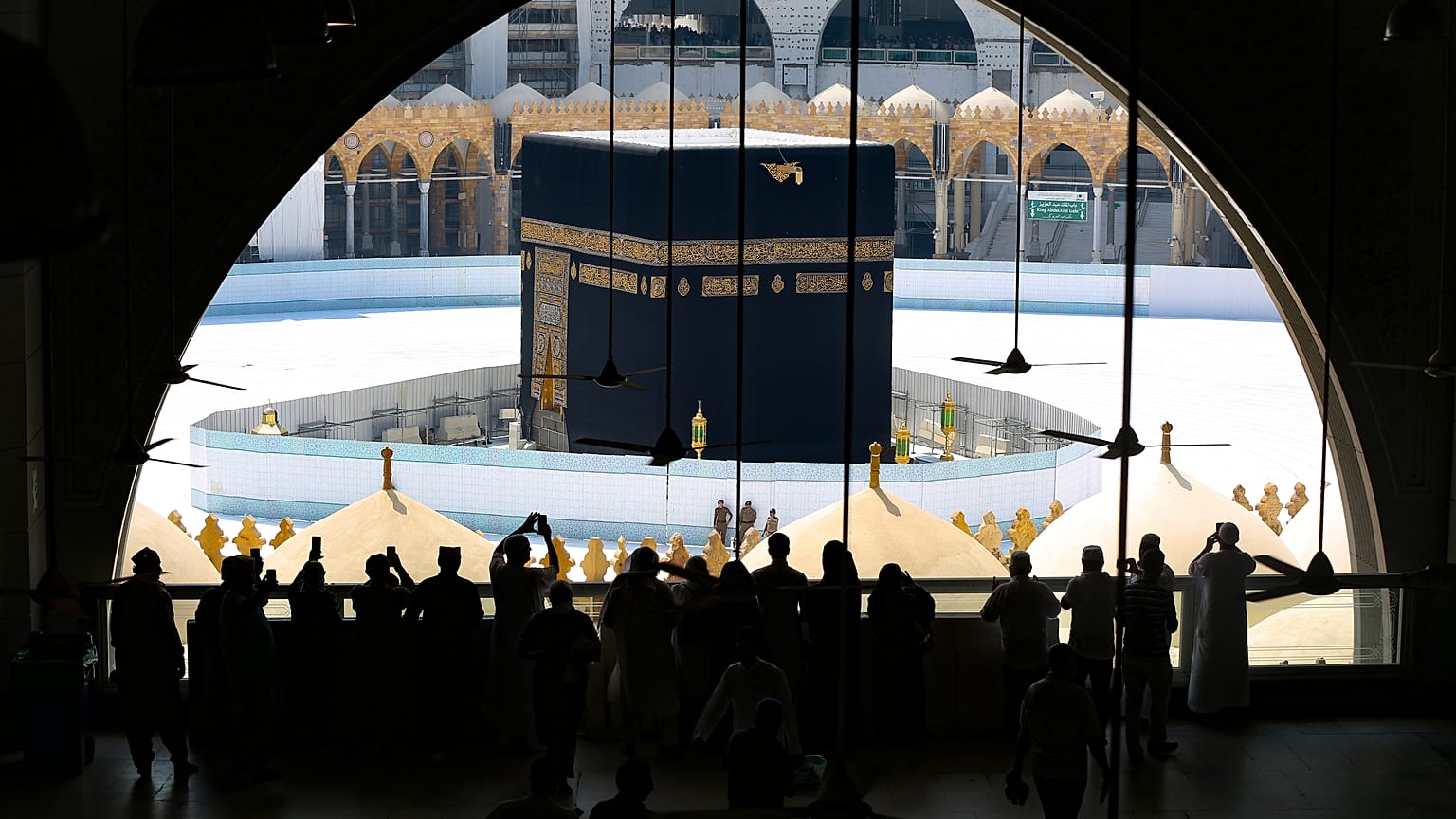السعودية تدعو جميع القادمين من خارج المملكة الالتزام بالحجر المنزلي لمدة 14 يوما