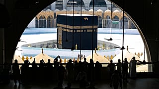 السعودية تدعو جميع القادمين من خارج المملكة الالتزام بالحجر المنزلي لمدة 14 يوما