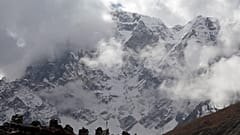 Everest dağında mahsur kalan iki Türk kurtarıldı