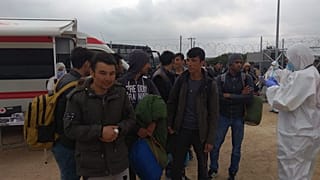 Ξεκίνησε η μεταφορά μεταναστών στην ηπειρωτική χώρα