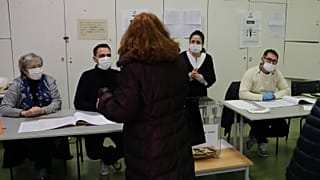 ماكرون يرد على منتقديه عدم إرجاء الانتخابات المحلية.. فرنسا ستتغلب على أزمة كورونا