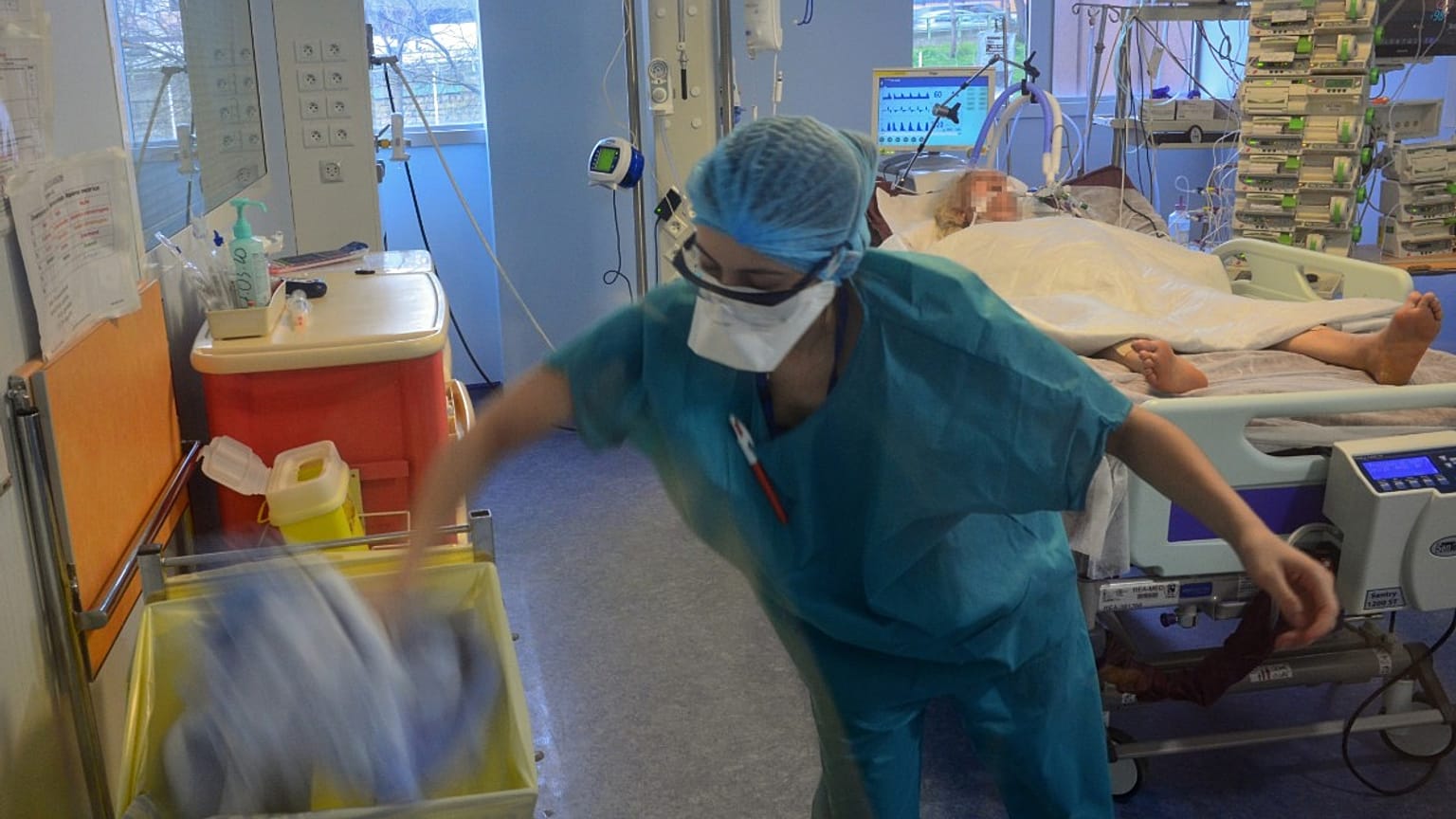 Une unité de soins intensifs à l'hôpital Bichat, à Paris, le 13 mars 2020