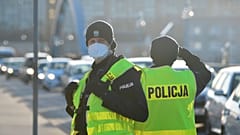 Policiers polonais contrôlant le trafic à la frontière germano-polonaise, le 14 mars 2020, avant que la Pologne ne ferme ses frontières aux voyageurs étrangers .