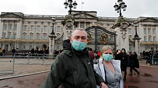 Londra'daki Buckingham Sarayı'nı gezenler