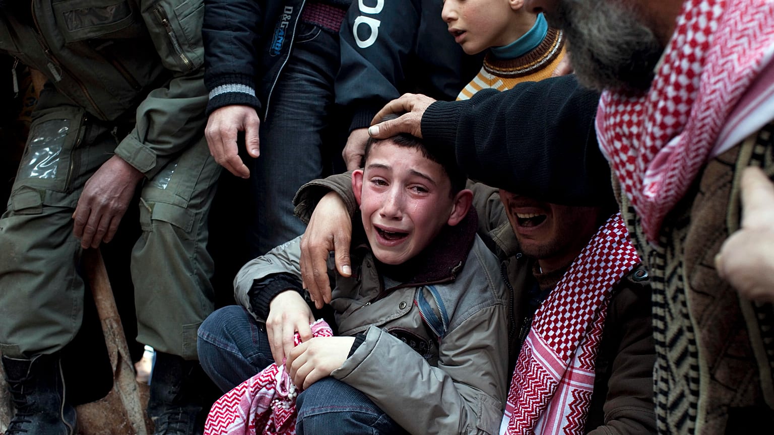 İdlib'de babası keskin nişancı ateşinde öldürülen Ahmet, cenaze töreninde göz yaşlarına boğuldu (arşiv)