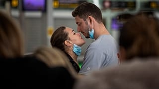 Casal conforta-se no aeroporto de Barcelona em plena crise do Covid-19