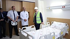Sağlık Bakanı Fahrettin Koca yapımı devam eden İstanbul Medeniyet Üniversitesi Göztepe Eğitim ve Araştırma Hastanesi'nde inceleme yaptı.