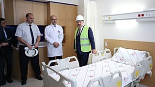 Sağlık Bakanı Fahrettin Koca yapımı devam eden İstanbul Medeniyet Üniversitesi Göztepe Eğitim ve Araştırma Hastanesi'nde inceleme yaptı.