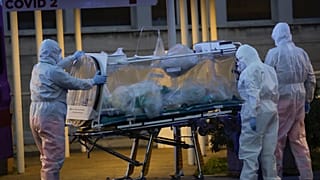 Casos de infeção e mortes associadas à pandemia continuam a aumentar em Itália