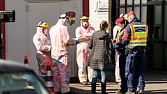 Rendőrök ellenőriznek egy Magyarországra beutazó utast a Hegyeshalomnál, a határátkelőnél 2020. március 16-án